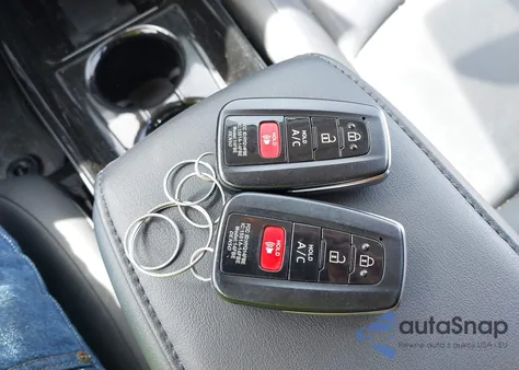 2018 Toyota Prius Prime Premium z USA, uszkodzony, nr VIN JTDKARFP5J3091877